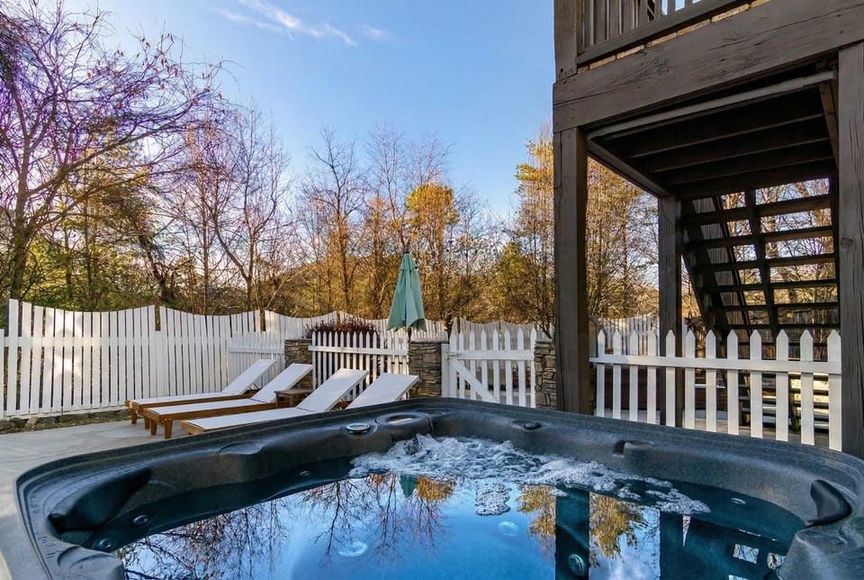 10 mins to DT Asheville Pool Hot Tub Game Room House in Asheville