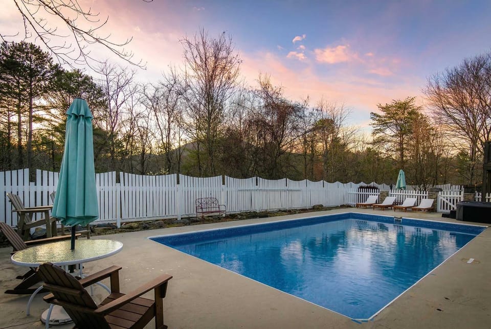 10 mins to DT Asheville Pool Hot Tub Game Room House in Asheville