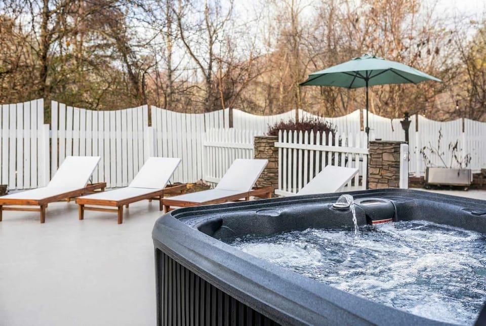 10 mins to DT Asheville Pool Hot Tub Game Room House in Asheville