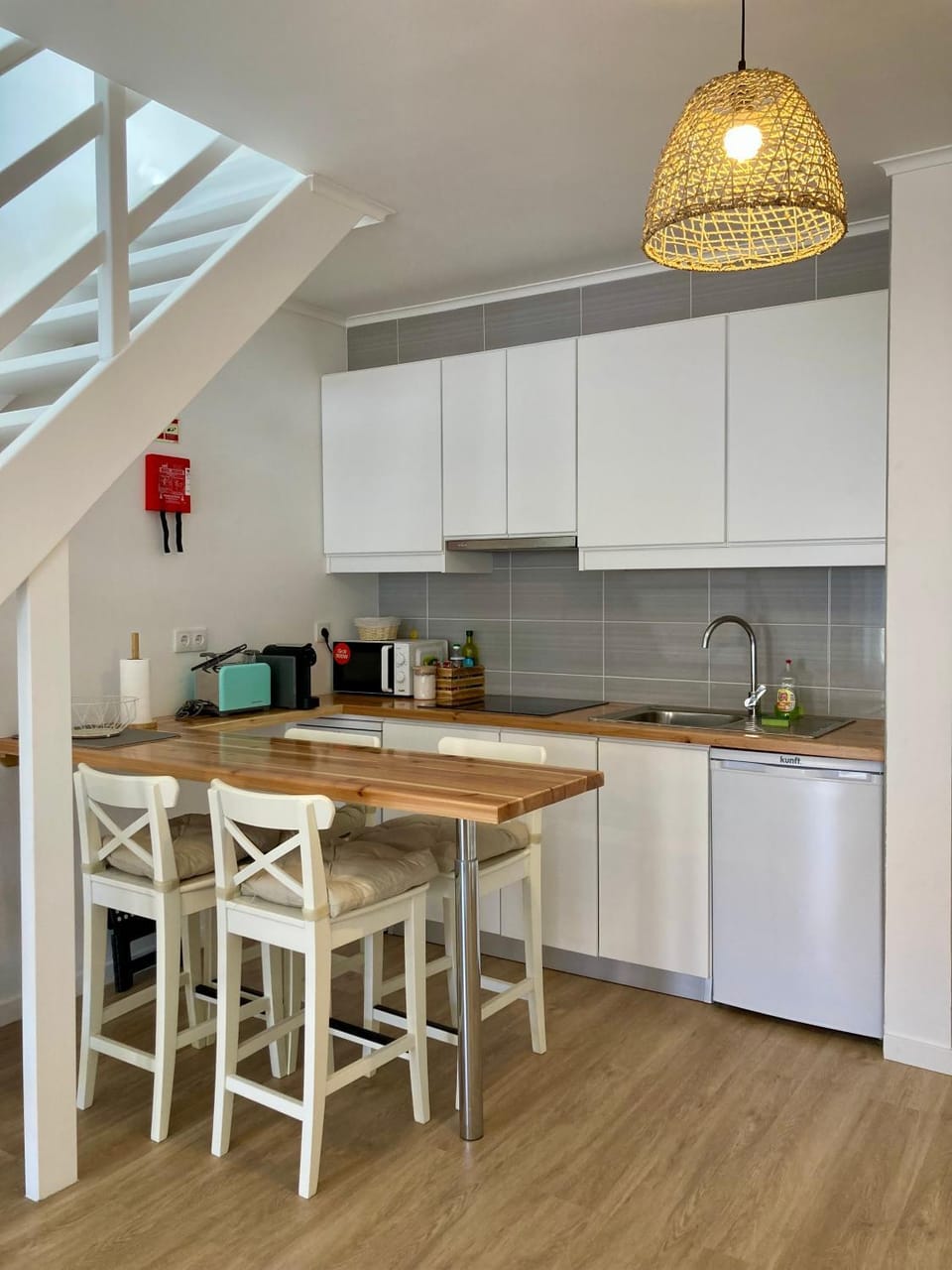 Coffee/tea facilities, Kitchen or kitchenette, Dining area, dishwasher, stove, toaster