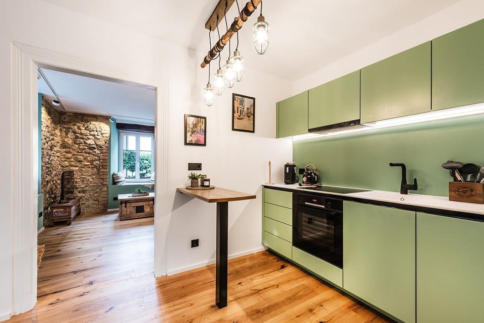 Coffee/tea facilities, Kitchen or kitchenette, stove