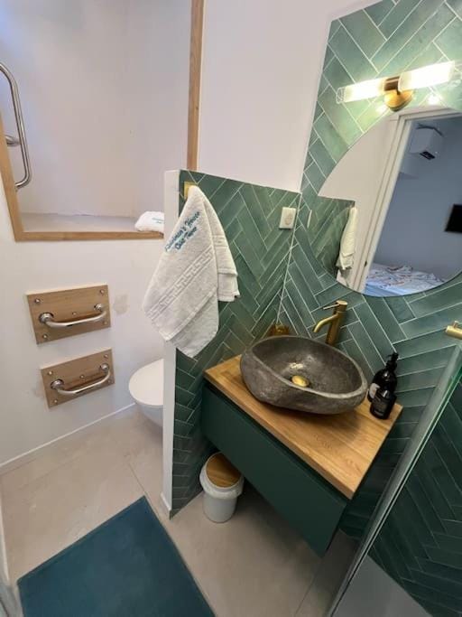 Toilet, Bathroom, towels