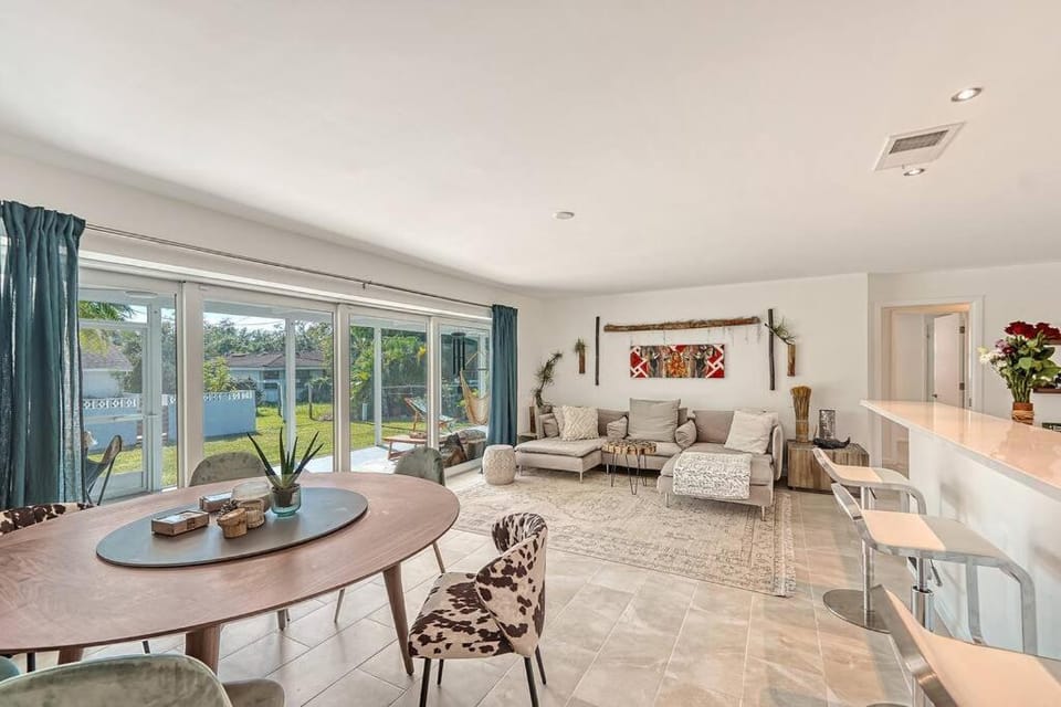 Stylish Pool Vacation Home Sarasota Close to the Beaches Villa in Sarasota