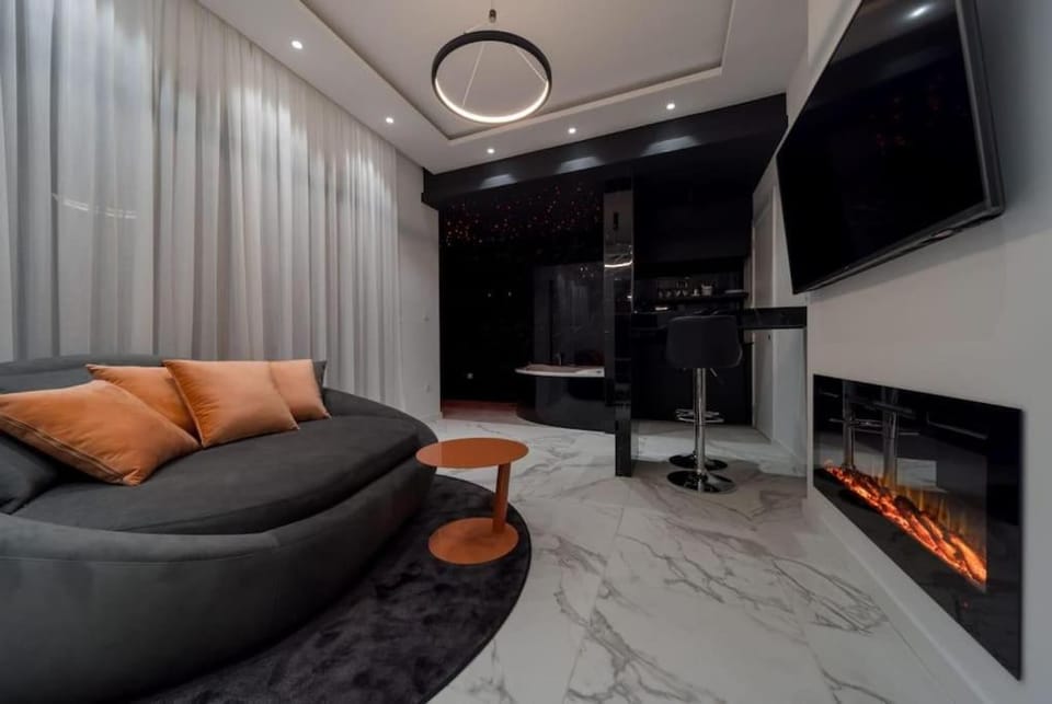Communal lounge/ TV room, TV and multimedia, Living room, Seating area, Evening entertainment, flat iron