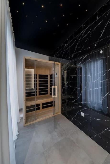 Shower, Bathroom, Spa and wellness centre/facilities
