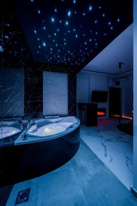 Bed, Natural landscape, Hot Tub, Bathroom, Photo of the whole room, Bedroom, Bath