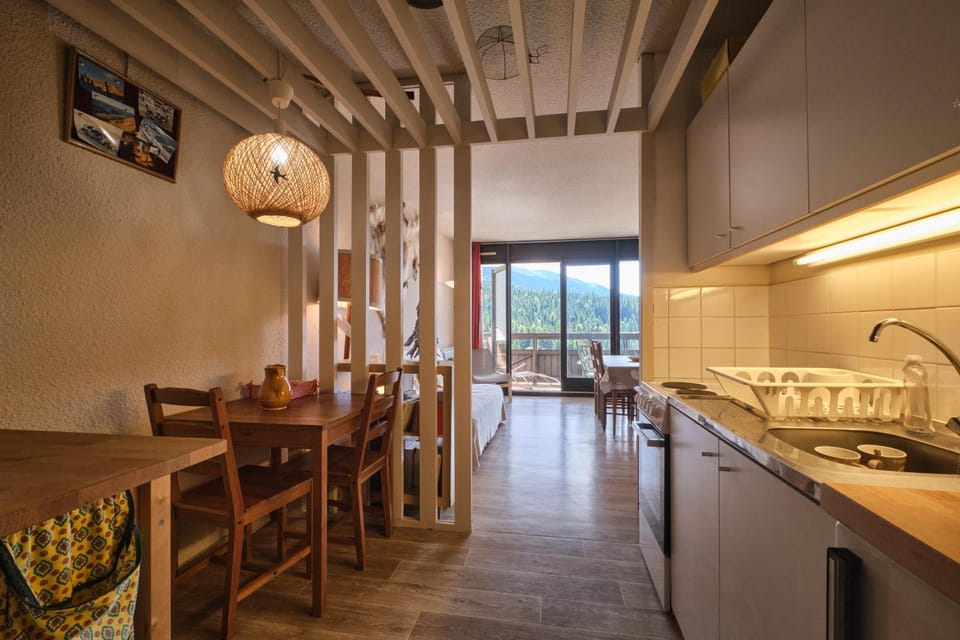 Property building, Kitchen or kitchenette, Living room