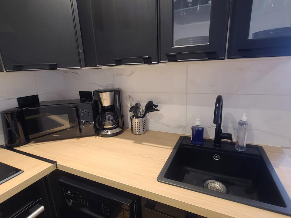 Coffee/tea facilities, Kitchen or kitchenette, stove, toaster