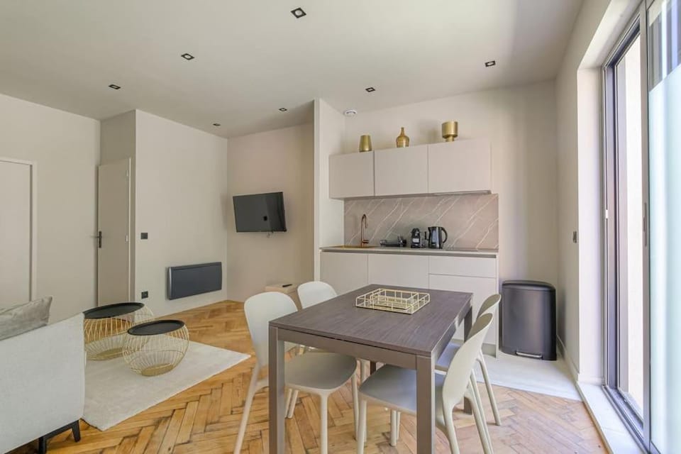 Bel appartement lumineux, deux pièces, Ecully Apartment in Lyon