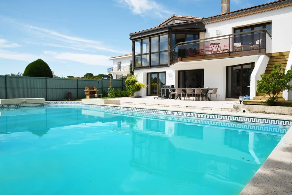 Property building, Patio, Day, Pool view, Swimming pool, sunbed