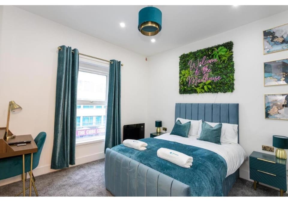 Bed, TV and multimedia, Bedroom