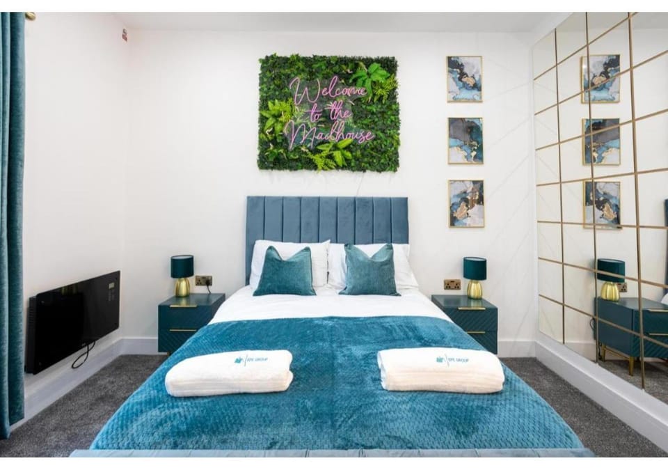 Bed, TV and multimedia, Bedroom
