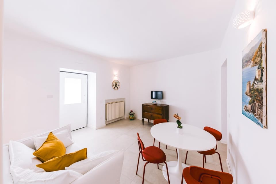 TV and multimedia, Photo of the whole room, Seating area, Dining area