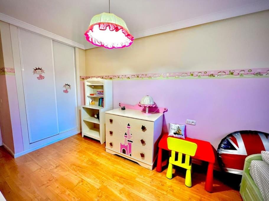 Photo of the whole room, Bedroom, wardrobe
