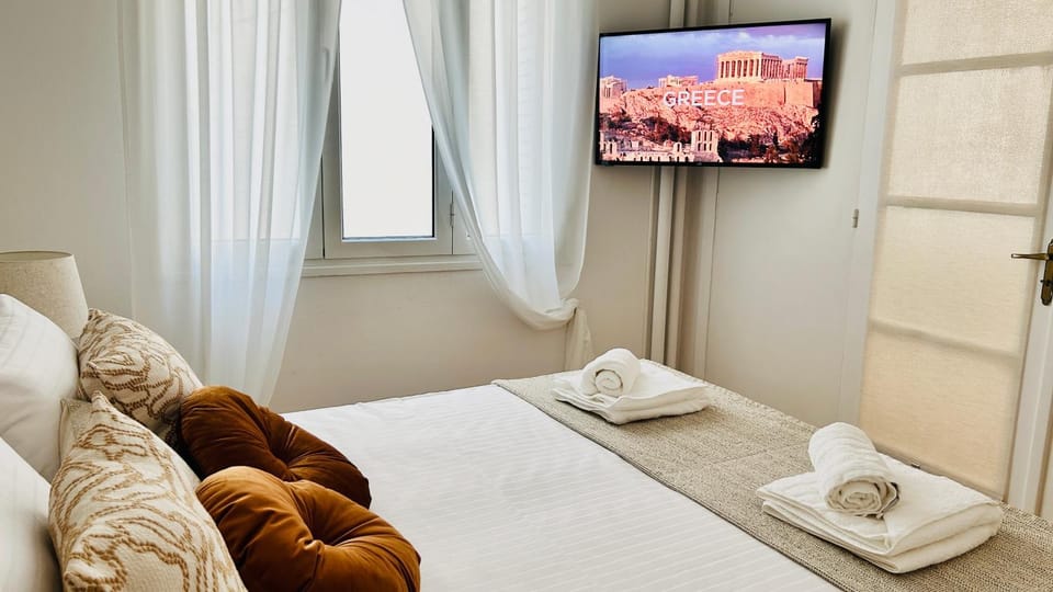 Bed, TV and multimedia, Photo of the whole room, Bedroom, towels