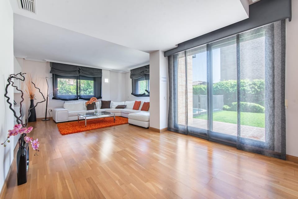 Communal lounge/ TV room, TV and multimedia, Photo of the whole room, Garden view