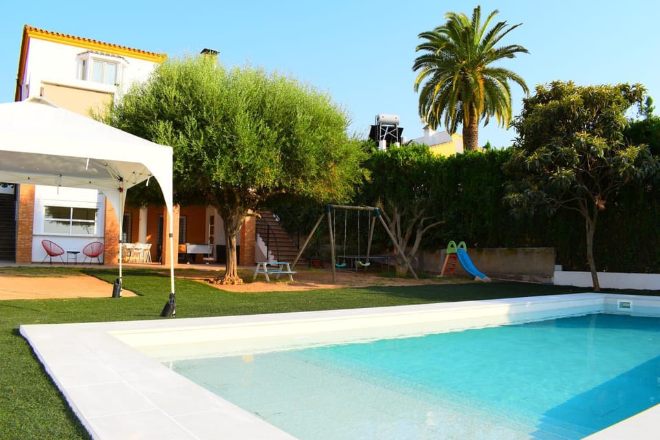 Property building, Garden, Garden view, Pool view, Swimming pool