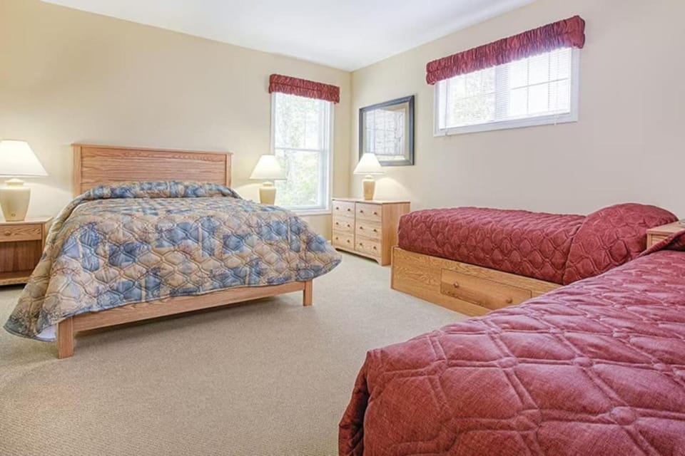 Beautiful hotel in Vermont Smugglers Notch 2BD near Disc Golf Center House in Jeffersonville