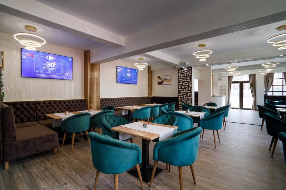 Restaurant/places to eat, Restaurant/places to eat