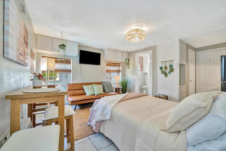 Corner Balcony Suite across from beach & htd pool Apartment in Clearwater Beach