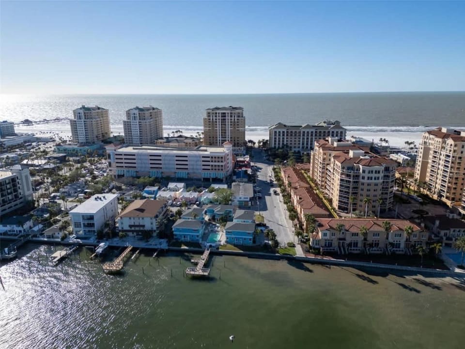 Corner Balcony Suite across from beach & htd pool Apartment in Clearwater Beach