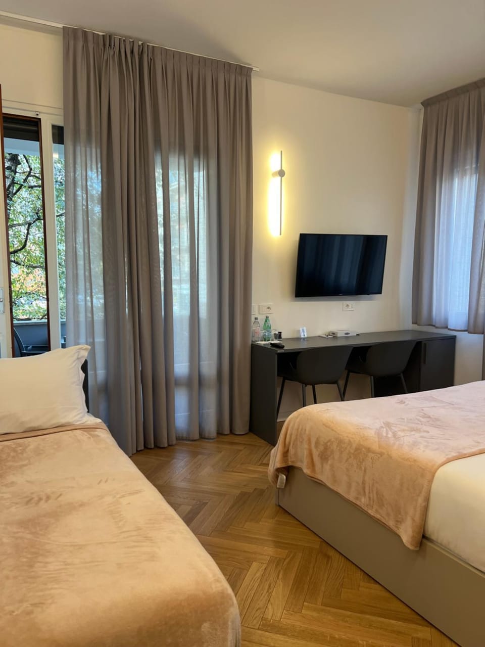 Bed, TV and multimedia, Photo of the whole room, Bedroom