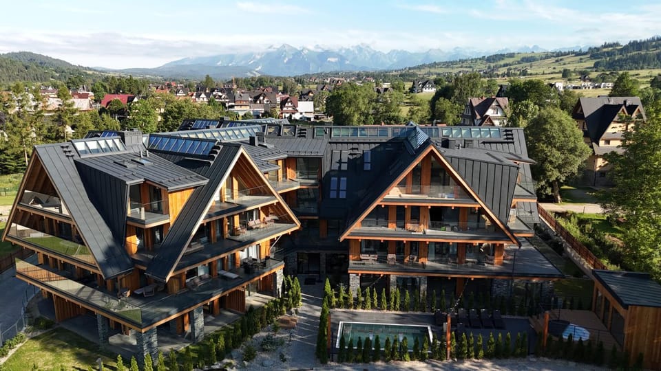 Property building, Spring, Day, Natural landscape, Bird's eye view, City view, Mountain view, Swimming pool