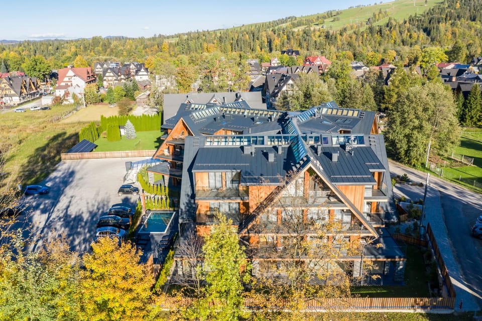 Property building, Spring, Day, Neighbourhood, Natural landscape, Bird's eye view, City view, Mountain view, Street view, Location, Parking