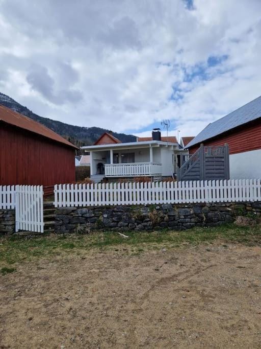 Feriehus ved fjorden i Solvorn House in Vestland