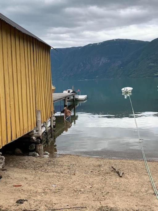 Feriehus ved fjorden i Solvorn House in Vestland