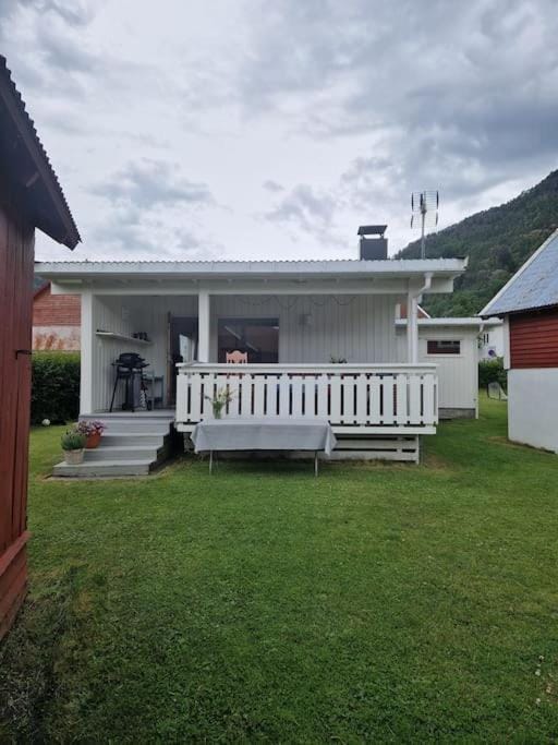 Feriehus ved fjorden i Solvorn House in Vestland