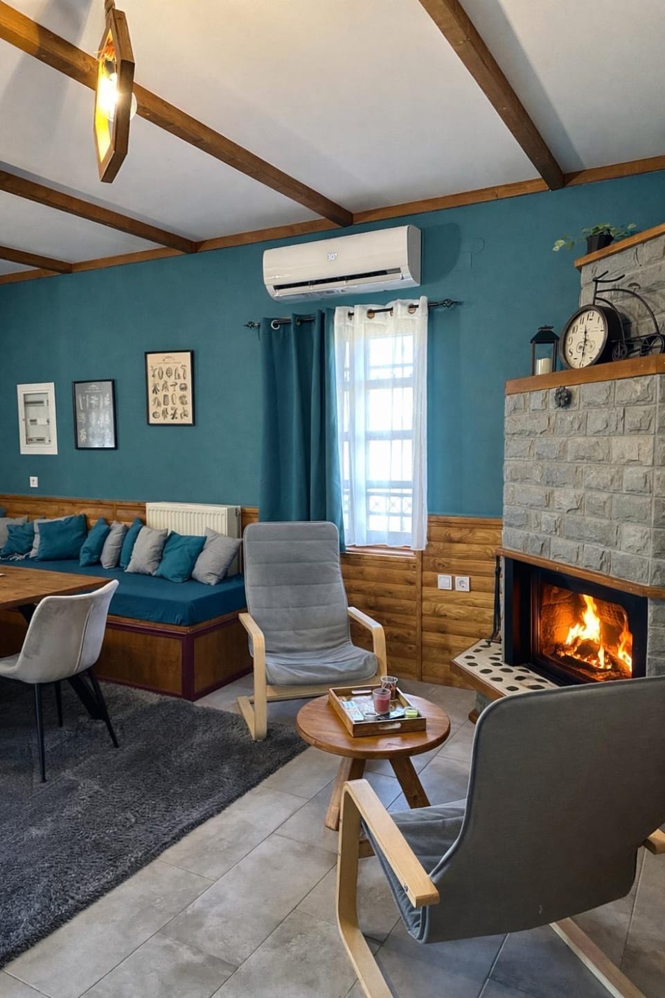 Living room, Seating area, air conditioner