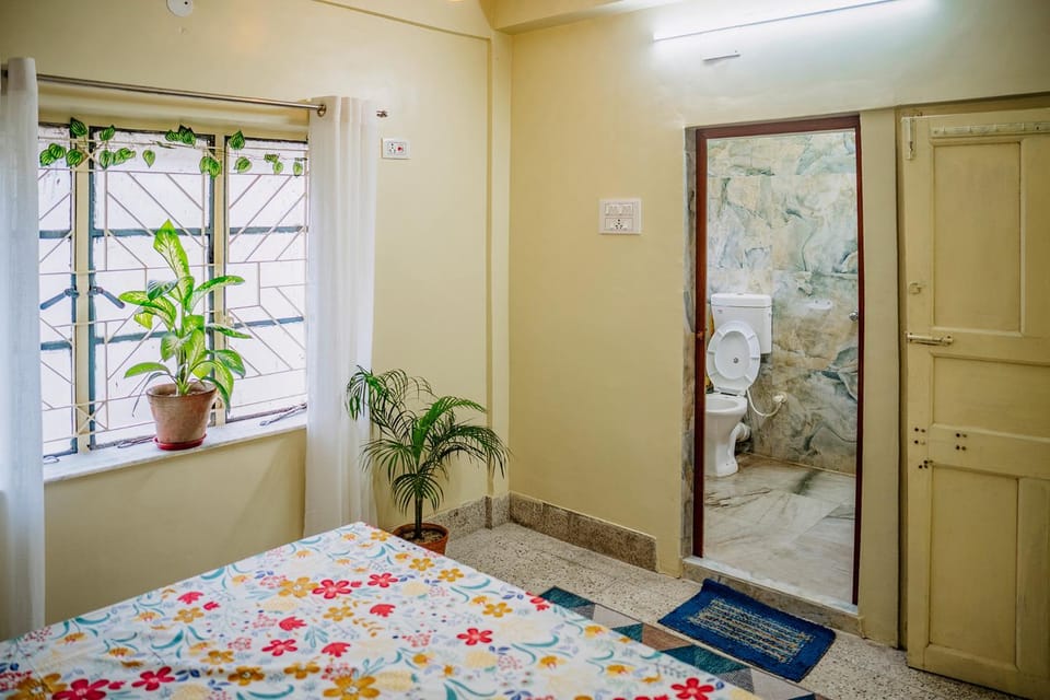 Toilet, Bed, Photo of the whole room, Bedroom, wardrobe