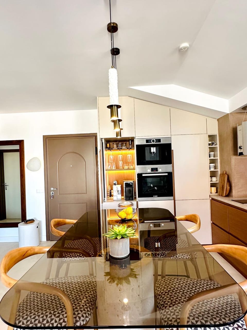 Kitchen or kitchenette, Food and drinks, Seating area, Dining area, Food