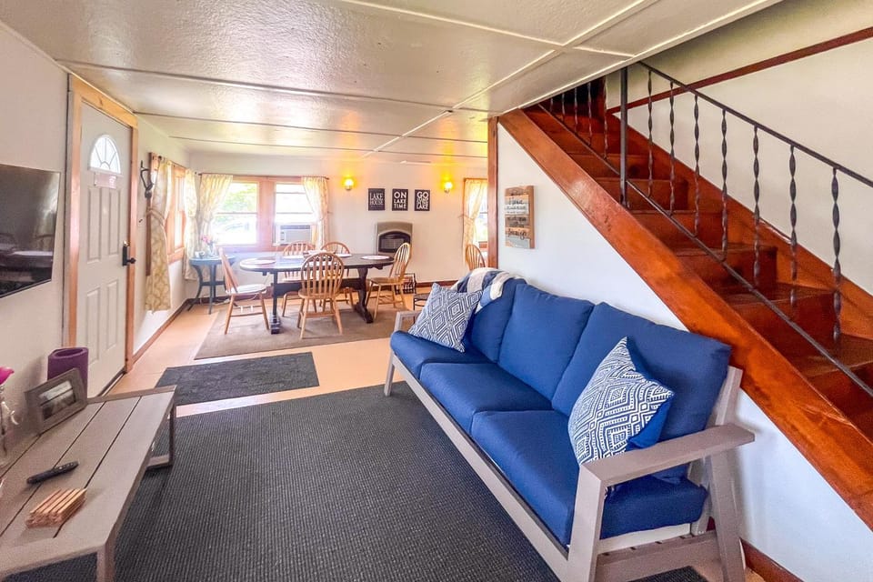 Steps to Lake + Public Boat Ramp: Edinboro Cottage House in Edinboro