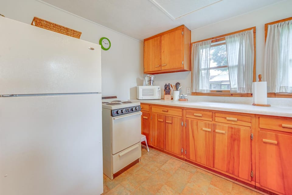 Steps to Lake + Public Boat Ramp: Edinboro Cottage House in Edinboro
