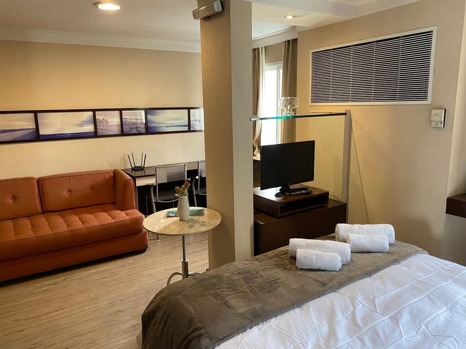 Communal lounge/ TV room, Bed, TV and multimedia, Living room, Photo of the whole room, Seating area, Evening entertainment, Bedroom, towels