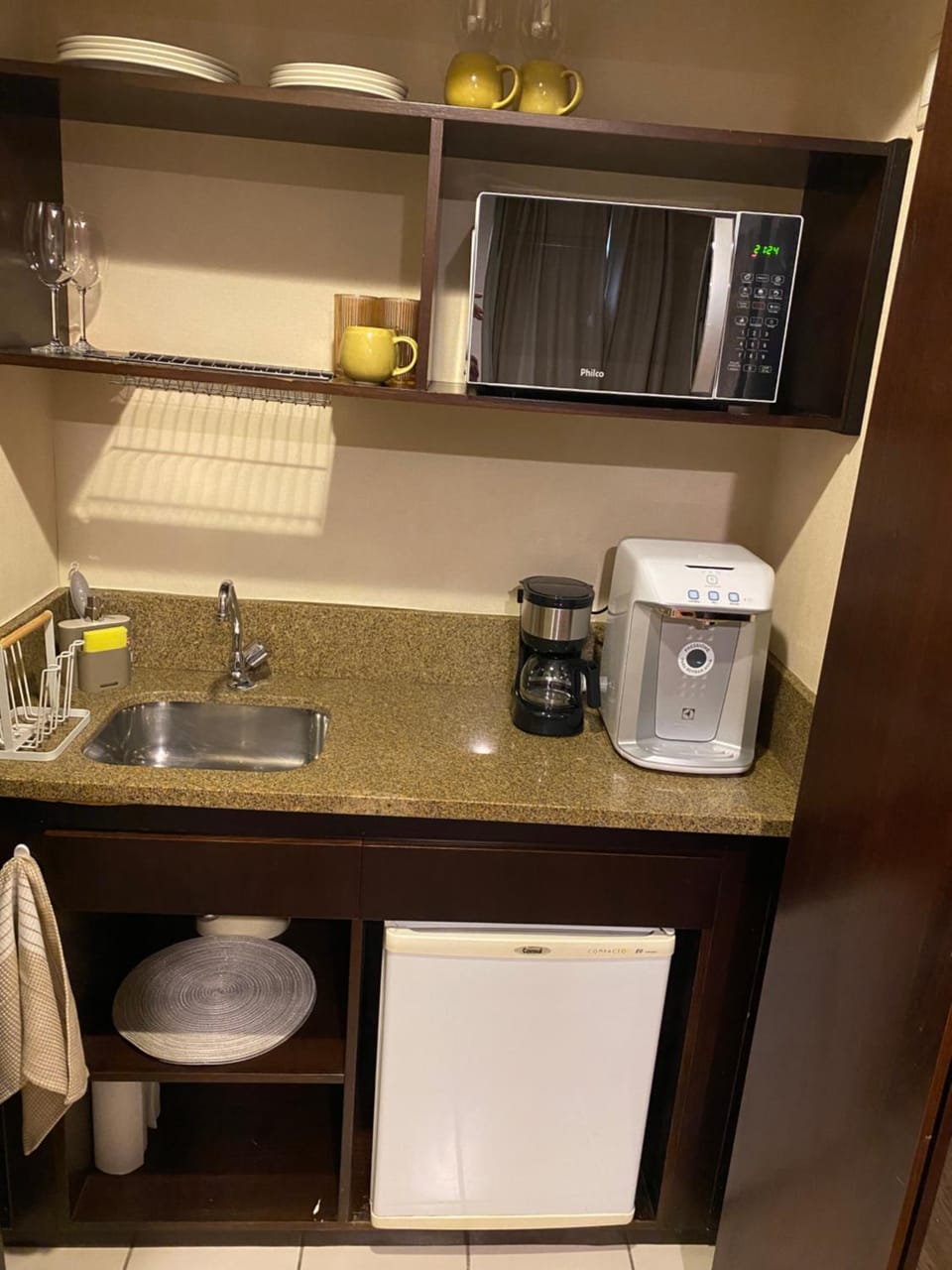 Coffee/tea facilities, Kitchen or kitchenette, minibar, stove