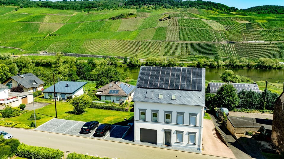 Property building, Natural landscape, Bird's eye view, Mountain view, Street view, Parking