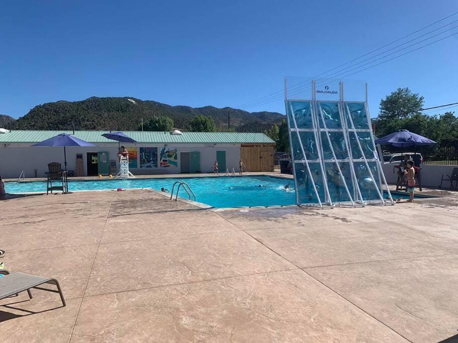 Tacit Shadow Resort Aviator Queen Suite, Gym, Coffee Bar, Hot-Tub, Free Laundry, Food Available Apartment in Parowan