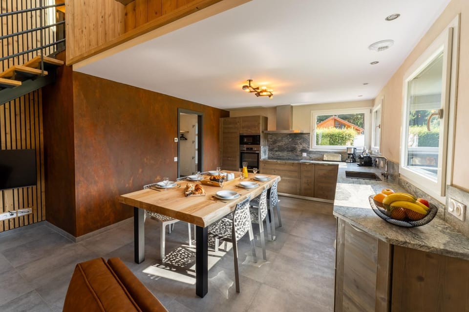 Kitchen or kitchenette, Dining area, stove