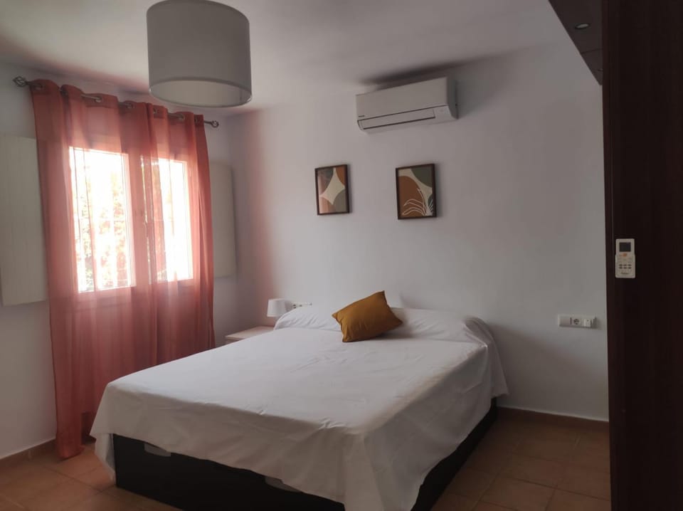 Bed, Photo of the whole room, Bedroom, air conditioner