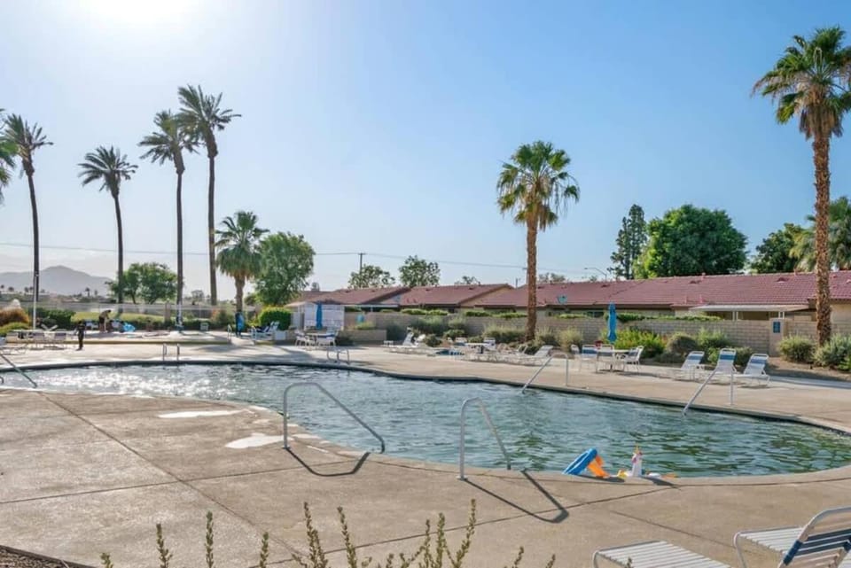 Pool, Golf, Tennis, Gym - walk to Coachella House in Indio