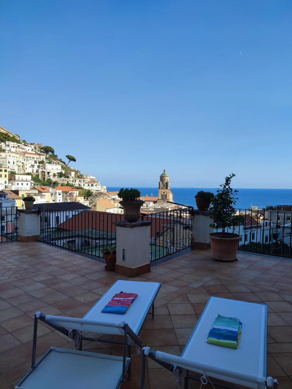Property building, Day, Natural landscape, View (from property/room), Balcony/Terrace, Dining area, Sea view