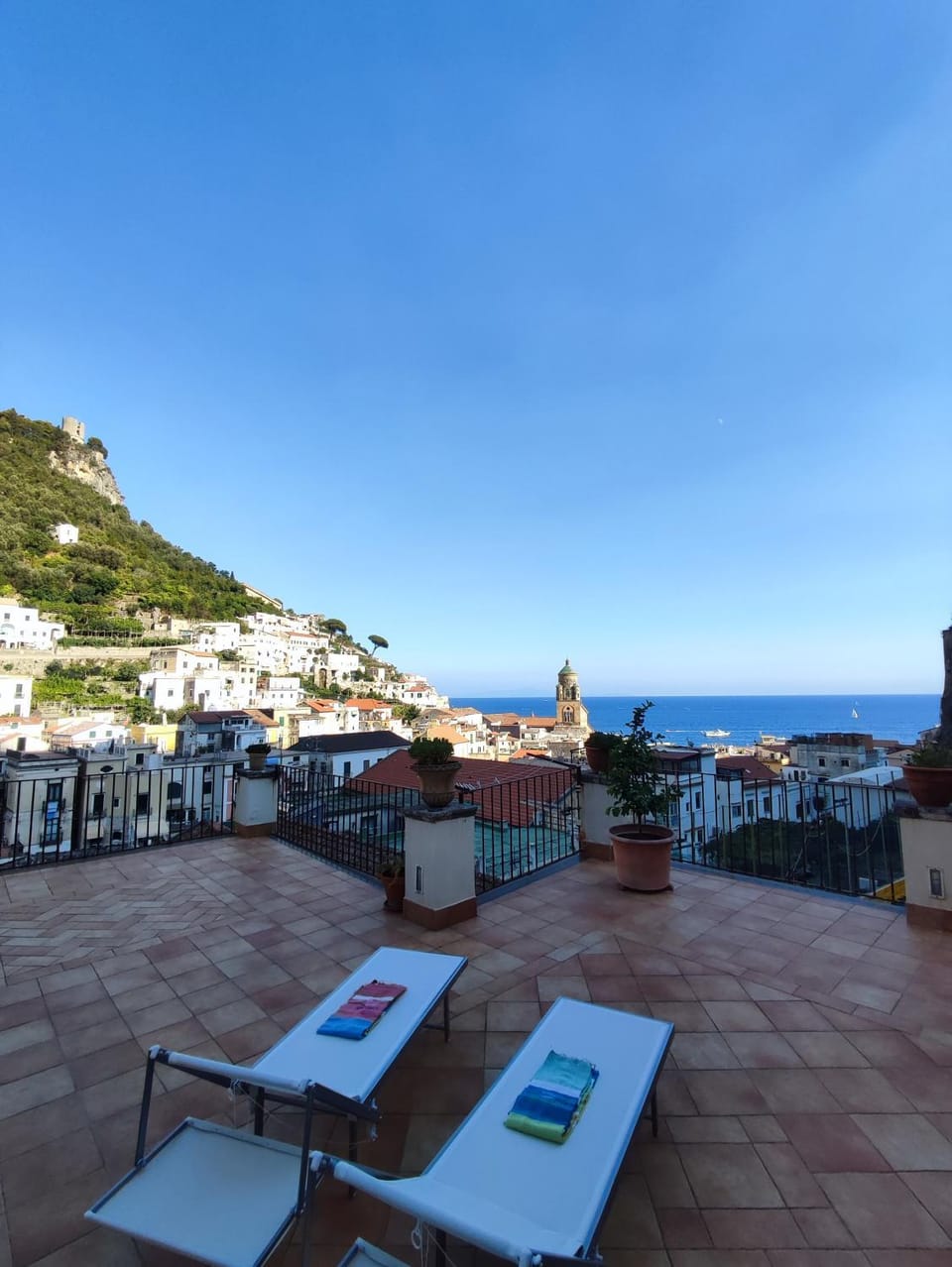 Property building, Day, Natural landscape, View (from property/room), Balcony/Terrace, Living room, Seating area, Mountain view, Sea view, sunbed