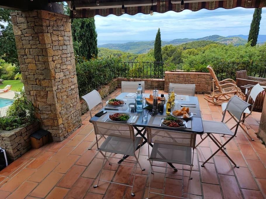 Superbe villa Calista classée 5 Etoiles pour 12 personnes avec piscine vue mer, proche des plages et du Circuit du Castellet Paul Ricard Villa in Le Beausset