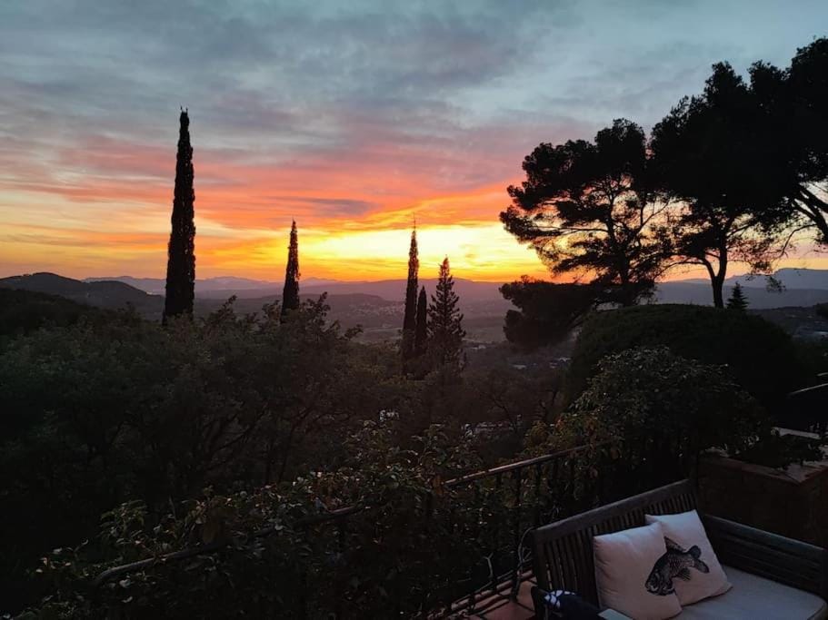 Superbe villa Calista classée 5 Etoiles pour 12 personnes avec piscine vue mer, proche des plages et du Circuit du Castellet Paul Ricard Villa in Le Beausset