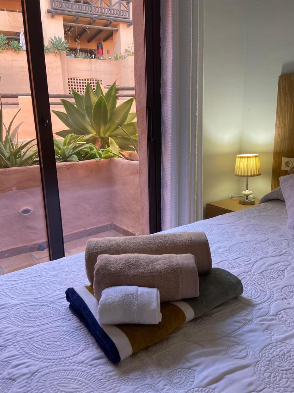 Bed, Bedroom, towels
