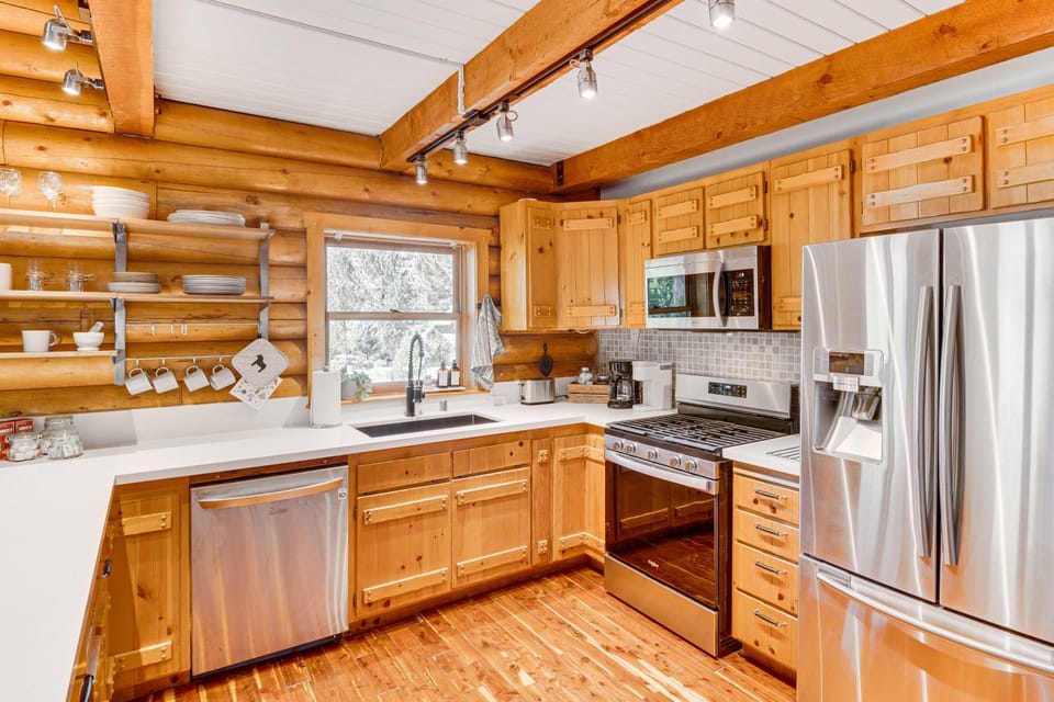 Community Pool: Modern Cabin in Pine Mountain Club Cabin in Pine Mountain Club