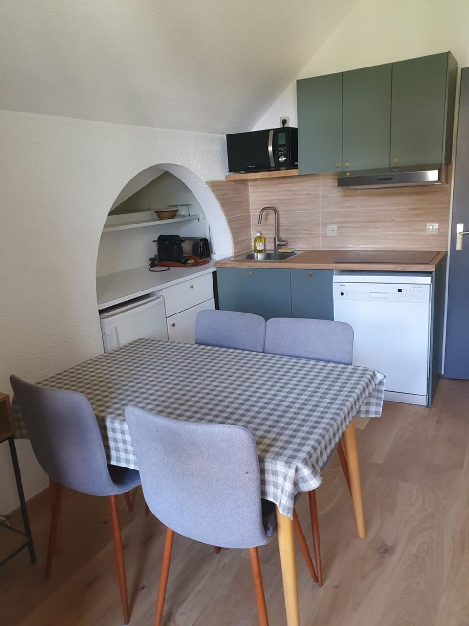 Kitchen or kitchenette, Dining area